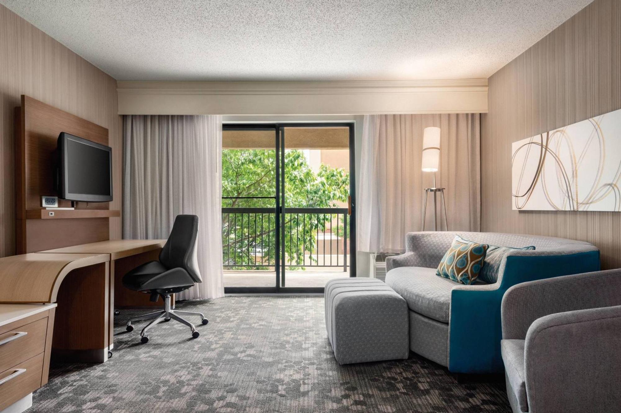 Courtyard By Marriott Dayton North Hotel Exterior photo